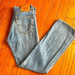 Levi’s women 100% straight fit jeans.